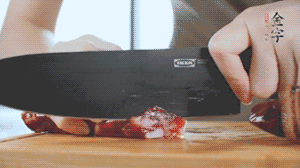 食材統(tǒng)統(tǒng)切成片，待用。