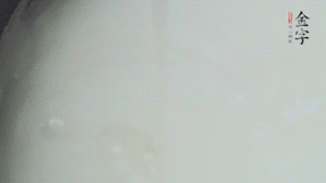 將浸泡了30分鐘的米放入電飯煲中，在水中加入半勺油。