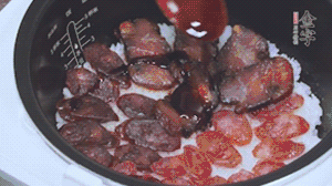 關(guān)上蓋子繼續(xù)燜煮20分鐘淋上醬汁。