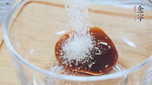 合上蓋子，啟動(dòng)電源煮飯。期間混合好調(diào)味汁。