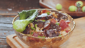 期間用開(kāi)水燙熟青菜，煎好荷包蛋~ （懶人可忽略此步）