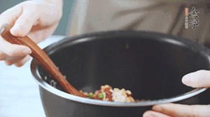 揭開(kāi)鍋蓋，放上青菜，荷包蛋，就可以吃了。