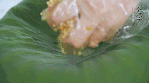 將食材混合好鋪到新鮮荷葉上。（可以加點水）