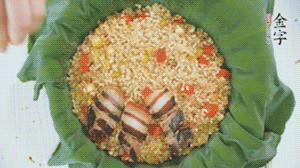 擺上金字醬肉，妥帖包裹好上鍋蒸。