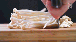 海鮮菇、蟹味菇去掉根部，洗凈。