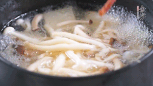 依次放火腿、豆腐，加水大火燒開，小火燉煮20分鐘，出鍋前撒上蔥花即可。