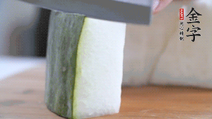 冬瓜去瓤去皮，切小塊。