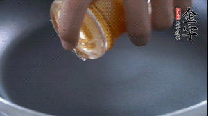 植物油入鍋，翻炒冬瓜。