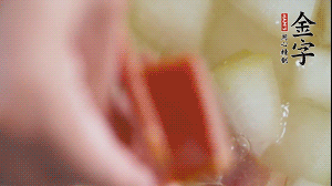 當冬瓜略透明時，加火腿加水，大火燉開后，再煮15分鐘。