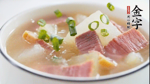 出鍋前撒上蔥花。