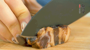金字風(fēng)味醬肉切成片，上鍋蒸15分鐘。