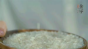 大米、糯米混合上電飯鍋蒸熟。