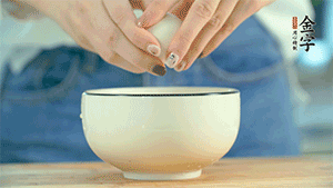 雞蛋液打散，可以加點(diǎn)鹽和黃酒，邊煎邊用筷子攪拌。