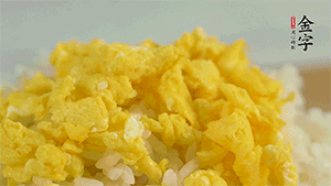 將雞蛋碎、西蘭花碎和放涼的米飯混合，用少許鹽、橄欖油調(diào)味。