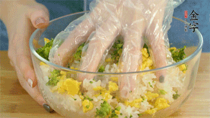 將飯團(tuán)用手搓捏成圓球狀。