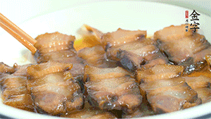 鋪上一片醬肉，撒點(diǎn)芝麻即可。