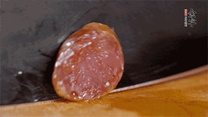 金字火腿肉香腸上鍋蒸15分鐘，切片備用。