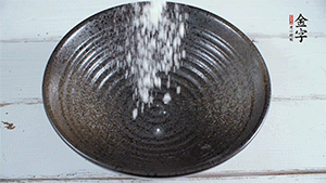 面粉加適量清水，攪拌成糊狀。