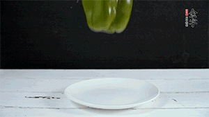 雞蛋打散，加青椒粒、蔥花攪拌。