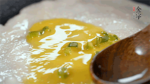 將雞蛋液鋪到面餅上，放上香腸。