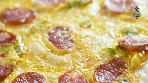 撒上一些芝麻，準(zhǔn)備一些番茄醬，一份早餐就做好了。