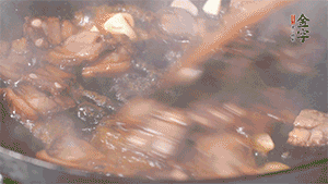 熱油下鍋，爆香蒜片。放入醬肉翻炒片刻后,下豌豆尖均勻翻炒。