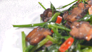 出鍋前加少許鹽調(diào)味。