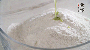 將艾草葉放入料理機中，加1倍的水打碎。和澄粉、糯米粉、少許油混合成面團。