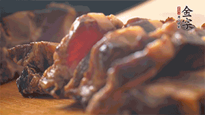 金字醬肉切成小丁。