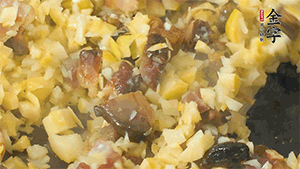 熱油起鍋，下醬肉丁炒香，再加入筍丁、適量水淀粉勾芡翻炒均勻。