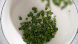 韭菜洗凈，切粒。