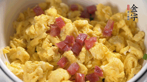 將香腸、韭菜、雞蛋攪拌均勻，可適當(dāng)加玉米油、十三香、味精調(diào)味。