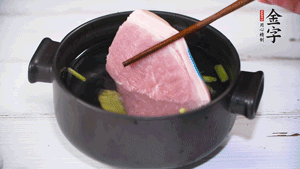 整塊豬肉，加蔥、姜片、料酒焯水。