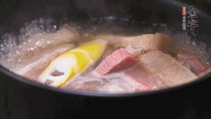 火肉、豬肉加料酒、清水大火煮開(kāi)后，加入春筍小火慢燉40分鐘，出鍋前撒蔥花即可。
