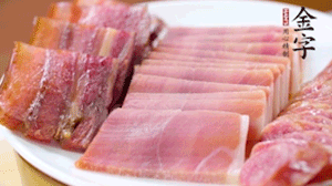 擺盤后鋪上老豆腐，淋點(diǎn)料酒，灑點(diǎn)白糖上鍋蒸20分鐘。