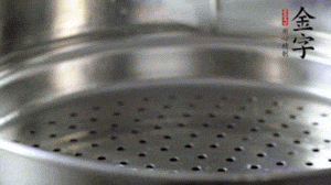 出鍋后，倒扣臘味，撒上蔥花即可。