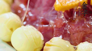 出鍋前10分鐘淋上蜂蜜，倒扣出來撒上桂花，擺上胡蘿卜裝飾即可。