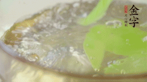 萵筍去皮切片，加鹽焯水。