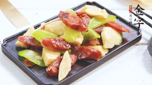 熱油下鍋，依次下金字香腸、萵筍、冬筍，均勻翻炒。