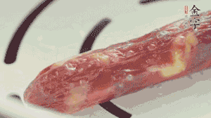 香腸蒸至半熟切片，筍切丁備用。