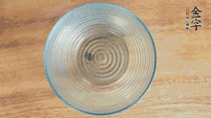 取一個碗，香菇倒放，香腸片圍繞鋪成圓形，加炒好的米飯壓實。