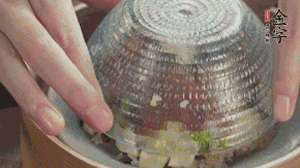 碗倒扣到盤中，擺上焯水后的熟蝦仁即可。