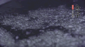 小青菜洗凈后，鍋中水燒開(kāi)，放點(diǎn)鹽和滴幾滴油后燙熟。