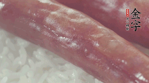 關(guān)上蓋子，煮到米飯露出時(shí)。