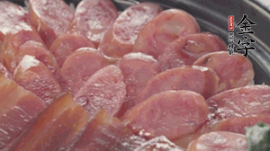 沿著米飯邊淋一圈玉米油，擺上小青菜，淋上醬油和湯調(diào)成的醬汁，撒上辣椒粒、香蔥末即可。