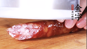 金字肉感香腸切成片，大蒜切末。