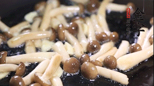 熱油下鍋煸香蒜末，依次加蟹味菇、香腸、西蘭花均勻翻炒，放適量水燜煮3分鐘。