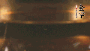 冷水下鍋，加入牛仔骨、姜片焯水備用。