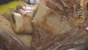 鍋中加熱適量油，加入姜和牛仔骨炒至外表呈金棕色。