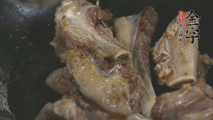 加入白蘿卜、料酒、水、火腿煮40分鐘。